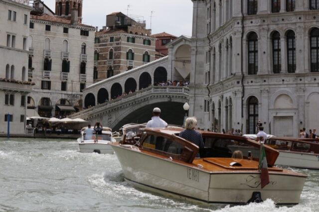 Giro in taxi acqueo sul Canal Grande di Venezia. Trasporto privato, servizio NCC, dagli aeroporti Marco Polo e Treviso al centro di Venezia