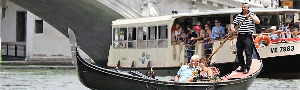 Giro in gondola a Venezia. Modulo di prenotazione per servizi di trasferimento privato e taxi acqueo dagli aeroporti di Venezia e Treviso all'isola con Pantarei Chauffeur service.