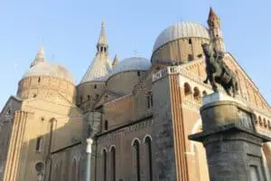 Basilique de Saint Antoine, Padoue. Formulaire de réservation pour un transfert privé avec chauffeur professionnel depuis les aéroports de Venise et de Trévise