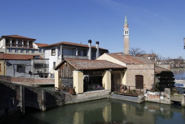 Dolo, ville métropolitaine de Venise. Formulaire de réservation pour un service de transfert privé depuis les aéroports de Venise et de Trévise