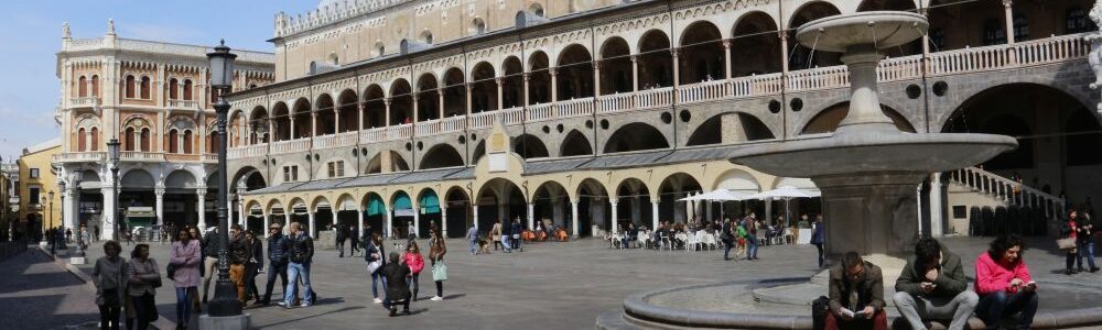 Padova, piazza delle erbe. Modulo di prenotazione per trasferimento privato, servizio di noleggio con conducente, taxi, da Padova agli aeroporti di Venezia e Treviso.